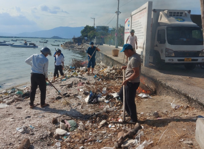 Thu gom rác ở Đầm Nại. (Ảnh: TTXVN phát) TTXVN_1405damNai2.jpg