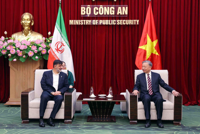Đại tướng Tô Lâm, Bộ trưởng Bộ Công an tiếp Chuẩn tướng Ahmad Reza Radan, Tư lệnh Thực thi pháp luật Iran trước khi hội đàm. (Ảnh: Phạm Kiên/TTXVN) TTXVN_1405VietnamIran3.jpg