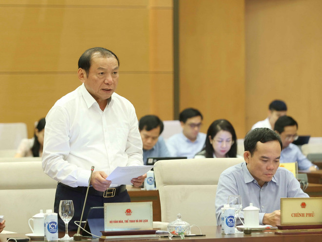 Bộ trưởng Bộ Văn hoá, Thể thao và Du lịch Nguyễn Văn Hùng trình bày Tờ trình chủ trương đầu tư Chương trình mục tiêu quốc gia về phát triển văn hoá giai đoạn 2025- 2035. (Ảnh: Phương Hoa/ TTXVN) TTXVN_1405BotruongVanhoa.jpg