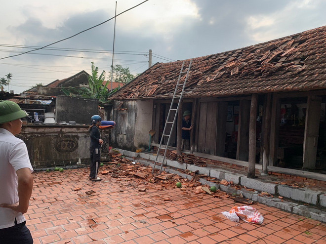 71 hộ dân bị ảnh hưởng, tốc mái do dông lốc tại thị xã Quảng Yên (Quảng Ninh). (Ảnh: TTXVN phát) TTXVN_1405dongloc2.jpg