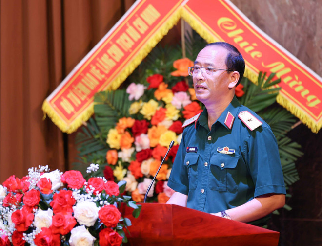 Thiếu tướng Đinh Quốc Hùng, Bí thư Đảng ủy Đoàn 969, Chính ủy Bộ tư lệnh Bảo vệ Lăng Chủ tịch Hồ Chí Minh phát biểu tham luận tại hội thảo. (Ảnh: Thanh Tùng/ TTXVN) TTXVN_1405Dienbienphu2.jpg