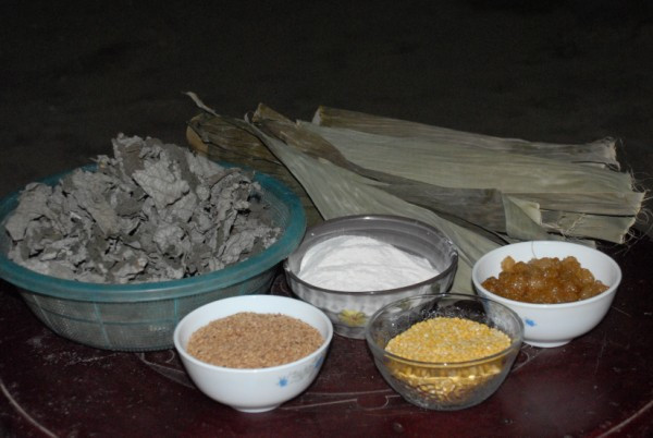 Nguyên liệu làm "péng tái" - bánh gai của người Tày, người Nùng. (Nguồn: caobang.gov.vn) Phong tục “Pây Tái” - lễ báo hiếu của người Tày, người Nùng ảnh 1