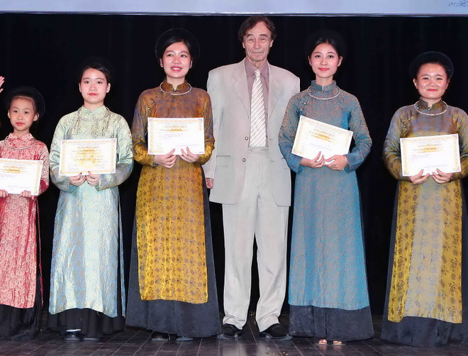 Trao 272 học bổng Vallet cho học sinh, sinh viên miền Trung ảnh 1