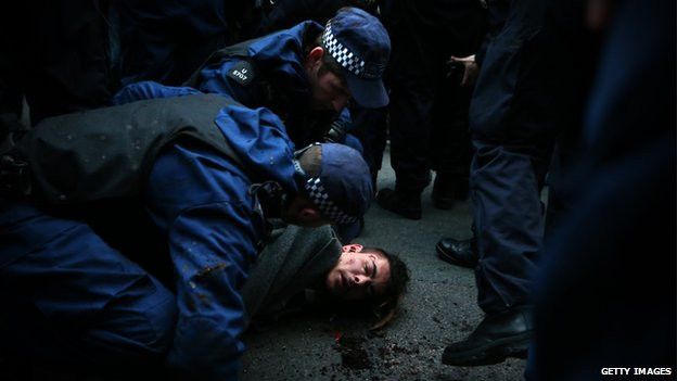 Đụng độ xảy ra trong cuộc biểu tình của hàng nghìn sinh viên Anh ảnh 1