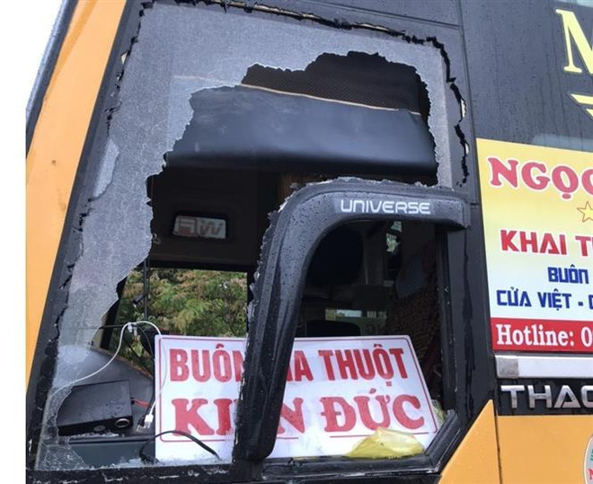 Đắk Lắk: Tạm giữ hình sự 4 đối tượng chặn đường, đập phá xe khách ảnh 1