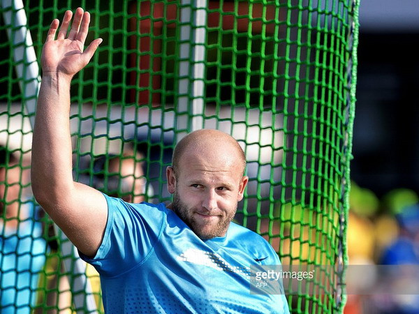 Vận động viên ném đĩa Ba Lan đấu giá huy chương làm từ thiện ảnh 1