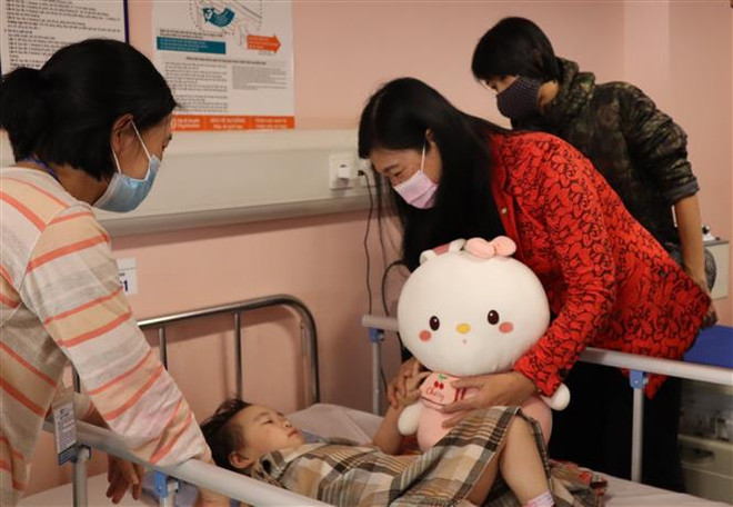 MTTQ động viên, hỗ trợ gia đình bé gái rơi từ tầng 12A chung cư ảnh 1