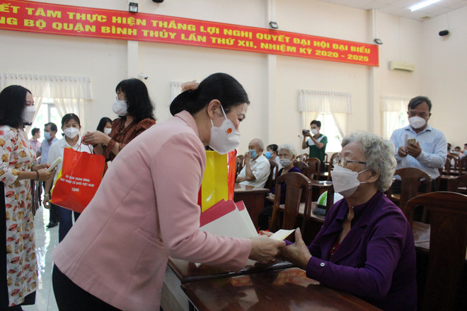 Phó Chủ tịch Ủy ban Trung ương Mặt trận Tổ quốc Việt Nam Trương Thị Ngọc Ánh tặng quà cho hộ nghèo, đối tượng chính sách trên địa bàn quận Bình Thủy. (Ảnh: Trung Kiên/TTXVN) Cần Thơ chăm lo Tết cho hộ nghèo, trẻ em mồ côi do COVID-19 ảnh 2