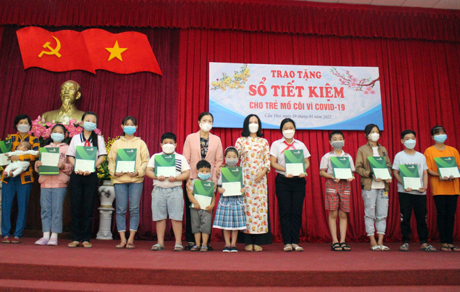 Trao sổ tiết kiệm cho trẻ em mồ côi do ảnh hưởng COVID-19 trên địa bàn thành phố Cần Thơ. (Ảnh: Trung Kiên/TTXVN) Cần Thơ chăm lo Tết cho hộ nghèo, trẻ em mồ côi do COVID-19 ảnh 1