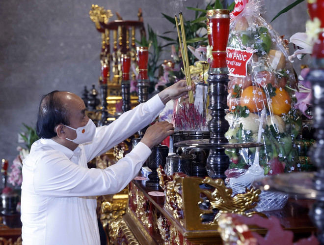 Hình ảnh Chủ tịch nước dâng hương tưởng niệm các Vua Hùng tại Cần Thơ ảnh 3