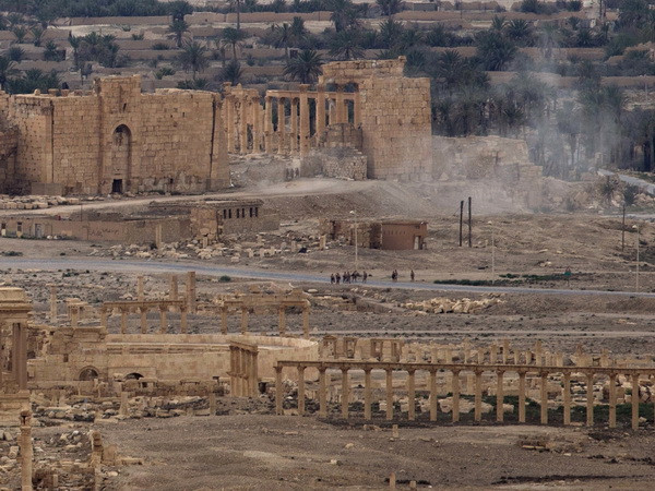 Mỹ lo ngại nhiều vũ khí quan trọng tại Palmyra rơi vào tay IS ảnh 1