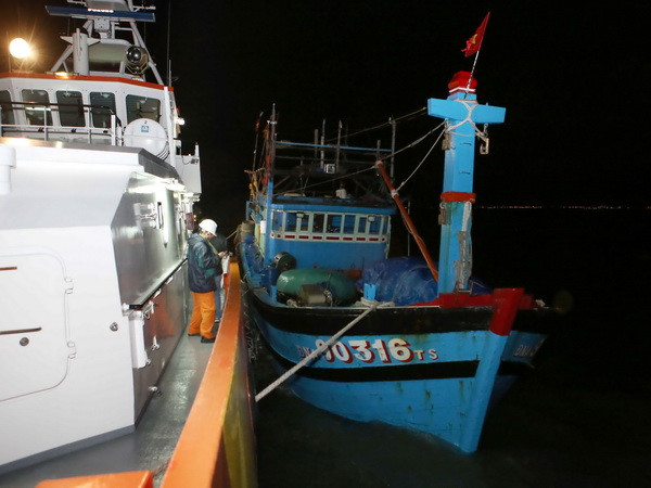 Khẩn trương đưa 2 thủy thủ nước ngoài bị nạn trên biển đi cấp cứu ảnh 1