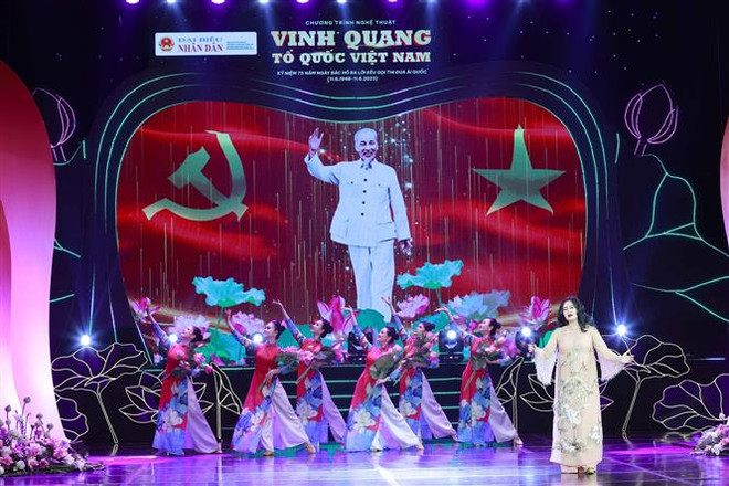 Chủ tịch Quốc hội dự chương trình “Vinh quang Tổ quốc Việt Nam” ảnh 2