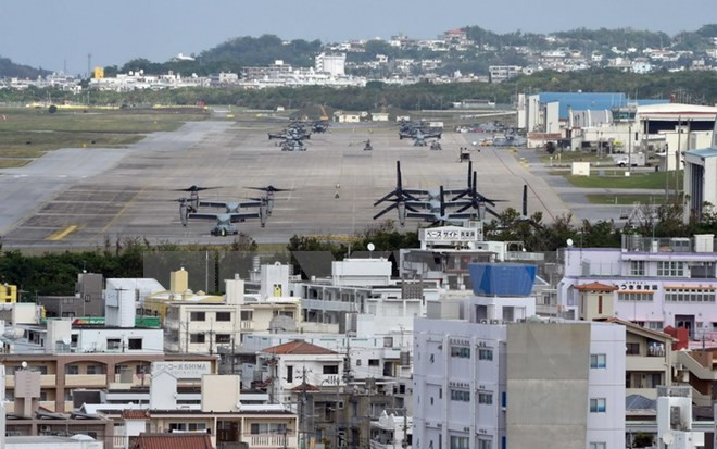 Một căn cứ quân sự của lính thủy quân đánh bộ Mỹ ở Ginowa, tỉnh Okinawa. (Nguồn: AFP/TTXVN) Nhật Bản: Thu hẹp quyền miễn trừ cho nhân viên làm ở căn cứ Mỹ ảnh 1