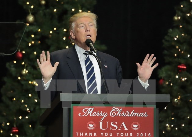 Tổng thống đắc cử Mỹ Donald Trump phát biểu tại một sự kiện ở West Allis, bang Wisconsin ngày 13/12. (Nguồn: AFP/TTXVN) Nước Mỹ trải qua một năm đầy cảm xúc với sự kiện của ông Trump ảnh 2