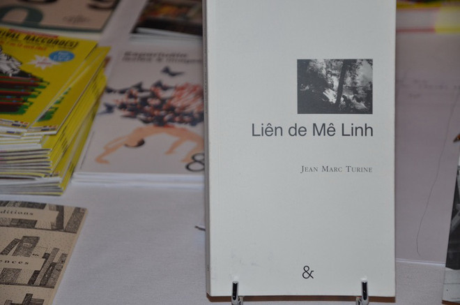 Cuốn sách "Câu chuyện về Liên ở Mê Linh" của tác giả Jean-Marc Turine được bày bán bên ngoài phòng chiếu. Phim tài liệu về nạn nhân chất độc da cam Việt Nam chiếu ở Pháp ảnh 3