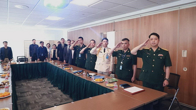 Các thành viên Phái đoàn đại diện Việt Nam tại Liên hợp quốc, các sỹ quan thuộc Lực lượng Gìn giữ Hòa bình của Bộ Quốc phòng và Bộ Công an Việt Nam đang làm việc tại Cục Hoạt động Hòa bình Liên hợp quốc, Tuỳ viên Quân sự Việt Nam tại Liên hợp quốc, Đại diện các cơ quan Việt Nam tại New York dự buổi lễ. (Ảnh: Quang Huy/TTXVN) TTXVN_2505gingiuhoabinh2.jpg