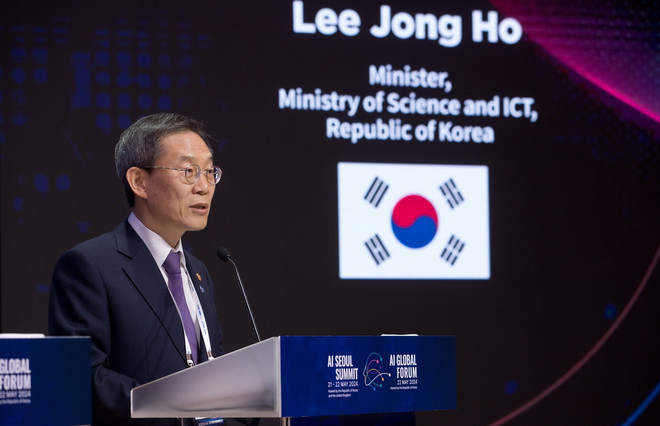 Bộ trưởng Bộ Khoa học Công nghệ Thông tin-Truyền thông Hàn Quốc Lee Jong Ho tại Hội nghị thượng đỉnh toàn cầu về trí tuệ nhân tạo ở Hàn Quốc ngày 22/4/2024. (Ảnh: Đức Thắng/ TTXVN) TTXVN_2505AI2.jpg