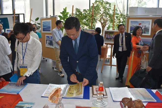 Các đại biểu tham quan triển lãm ảnh và hiện vật về biển đảo Việt Nam tại hội thảo về Biển Đông ở Ba Lan. (Ảnh: TTXVN phát) TTXVN_2505hoithaobienDong2.jpg