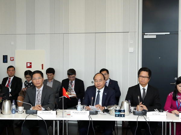 Thủ tướng đối thoại với một số doanh nghiệp, nhà đầu tư Đan Mạch ảnh 1