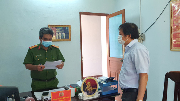 Ông Nguyễn Ngọc Duy nghe tống đạt quyết định khởi tố bị can hồi tháng 8/2021. (Nguồn: tuoitre.vn) Vụ bán 262 lô đất ở Phú Yên: Bắt tạm giam thêm 2 đối tượng ảnh 1