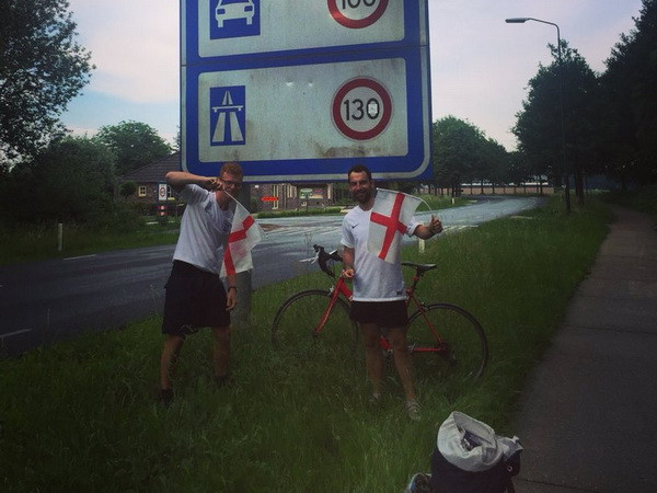 Đạp xe gần 4.000km qua 8 quốc gia để xem World Cup 2018 ảnh 1