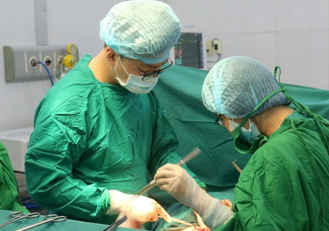 Cứu sống bệnh nhi bị dị tật bẩm sinh, tắc tá tràng hiếm gặp ảnh 1