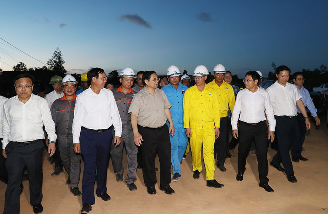 Thủ tướng Phạm Minh Chính kiểm tra, nghe báo cáo dự án đầu tư tuyến Quốc lộ 15D nối La Lay về Khu Bến cảng Mỹ Thủy và cao tốc Cam Lộ - Lao Bảo. (Ảnh: Dương Giang/TTXVN) Thủ tướng khảo sát một số công trình, dự án trọng điểm tại Quảng Trị ảnh 2