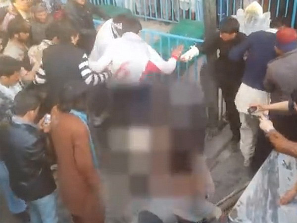 Một phụ nữ ở Afghanistan bị đánh chết do đã đốt kinh Koran ảnh 1