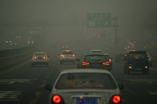 Khói mù bao trùm, che khuất tầm nhìn ở thủ đô Bắc Kinh tháng 12/2016. (Nguồn: AFP/TTXVN) Trung Quốc quyết chống ô nhiễm không khí tại Bắc Kinh và vùng lân cận ảnh 1