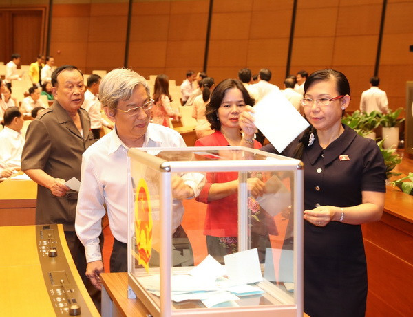 Các đại biểu Quốc hội bỏ phiếu kín. (Ảnh: Trọng Đức/TTXVN) Kỳ họp thứ 4, Quốc hội khóa XIV: Miễn nhiệm hai “Tư lệnh” ngành ảnh 1