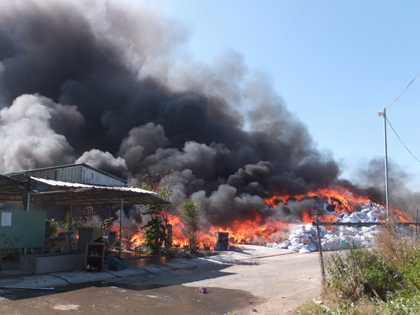 Hỏa hoạn tại bãi tập kết gỗ, ước thiệt hại khoảng 1 tỷ đồng ảnh 1