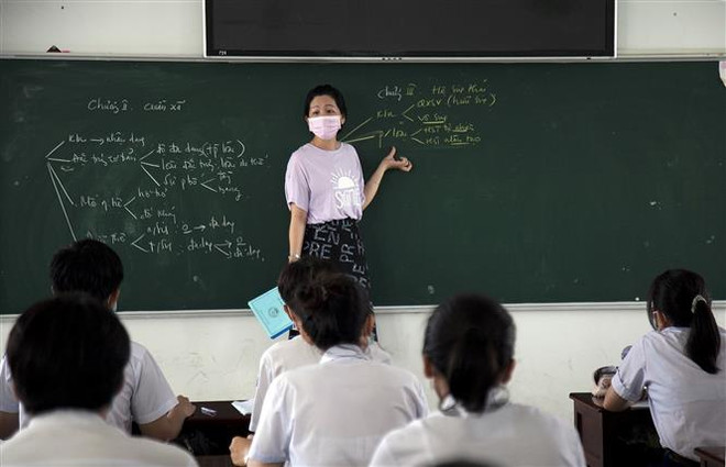 Ôn thi môn Sinh vật cho học sinh lớp 12A3, trường THCS và THPT Võ Văn Kiệt, thành phố Rạch Giá, Kiên Giang. (Ảnh: Hồng Đạt/TTXVN) Đảm bảo các phương án phòng dịch, tạo thuận lợi cho thí sinh thi THPT ảnh 2