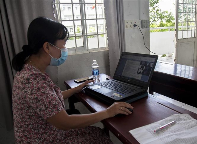 Ôn môn Văn trực tuyến cho học sinh Lớp 9A2, Trường THCS và THPT Võ Văn Kiệt, Kiên Giang. (Ảnh: Hồng Đạt/TTXVN) Đảm bảo các phương án phòng dịch, tạo thuận lợi cho thí sinh thi THPT ảnh 1