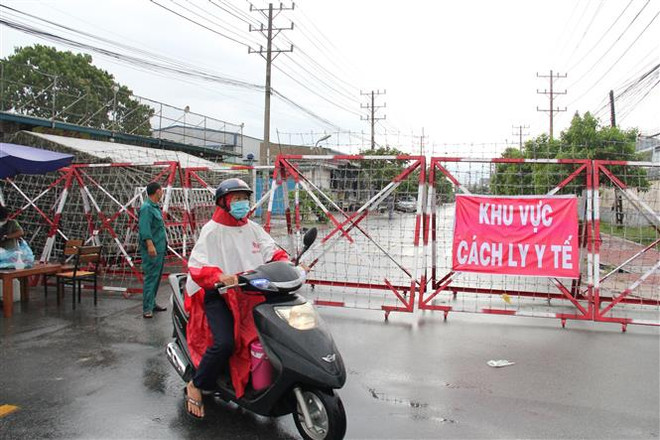 Khu vực Công ty Cổ phần TICO tại phường An Phú, thành phố Thuận An, tỉnh Bình Dương phong tỏa tạm thời để điều tra dịch tễ liên quan đến ca mắc COVID-19. (Ảnh: Văn Hướng/TTXVN) Các địa phương quyết tâm giữ vững thành quả chống dịch COVID-19 ảnh 1