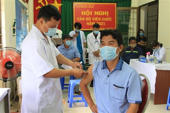 Các nhân viên y tế tiêm vaccine phòng COVID-19 cho người dân tại Trung tâm Y tế Quân dân Y huyện Côn Đảo tuân thủ nghiêm ngặt quy trình của Bộ Y tế. (Ảnh: TTXVN) Các địa phương quyết tâm giữ vững thành quả chống dịch COVID-19 ảnh 2