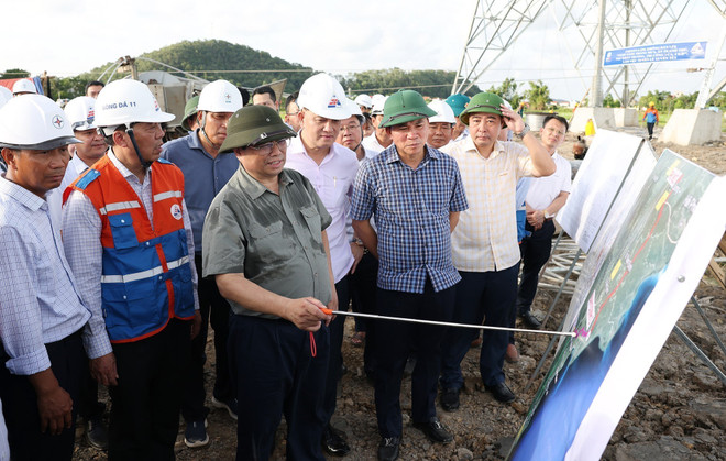 Thủ tướng Phạm Minh Chính kiểm tra tiến độ thi công kéo dây khoảng néo 109-117 thuộc Dự án đường dây 500 kV mạch 3 tại xã Cầu Lộc, huyện Hậu Lộc, tỉnh Thanh Hóa. (Ảnh: Dương Giang/TTXVN) ttxvn_thu tuong kiem tra 500kv 3 (4).jpg