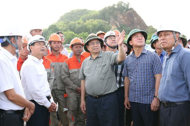 Thủ tướng Phạm Minh Chính thăm, động viên công nhân thi công kéo dây khoảng néo 109-117 thuộc Dự án đường dây 500 kV mạch 3 tại xã Cầu Lộc, huyện Hậu Lộc, tỉnh Thanh Hóa. (Ảnh: Dương Giang/TTXVN) ttxvn_thu tuong kiem tra 500kv 3 (11).jpg