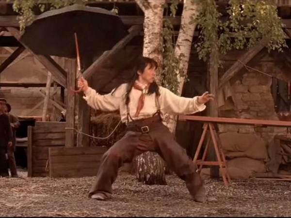 Thành Long (Jackie Chan) sử dụng ô trong một bộ phim "Hiệp sĩ Thượng Hải" (Nguồn: YouTube) Người biểu tình Hong Kong dùng ô là ảnh hưởng từ "phim chưởng"? ảnh 1