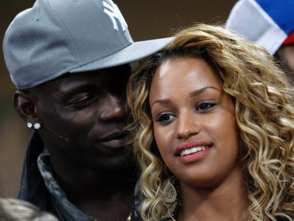 Balotelli và người mẫu Fanny. (Nguồn: Getty Images) “Ngựa chứng” Balloteli lên tiếng về chuyện sex trước giờ thi đấu ảnh 1