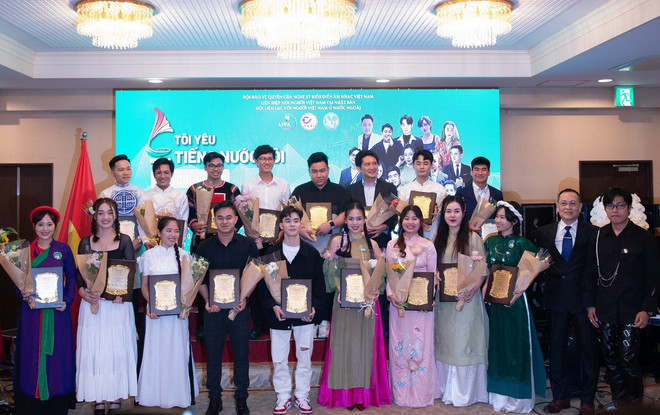 Các thí sinh lọt vào vòng chung kết chụp ảnh lưu niệm. (Ảnh: Xuân Giao/TTXVN) toi_yeu_tieng_nuoc_toi tai_nhat_ban4.jpg