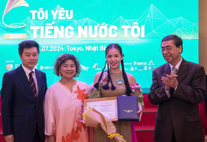 Ban tổ chức trao huy chương Vàng duy nhất cho thí sinh Nguyễn Trần Bảo Trinh. (Ảnh: Xuân Giao/TTXVN) toi_yeu_tieng_nuoc_toi tai_nhat_ban3.jpg