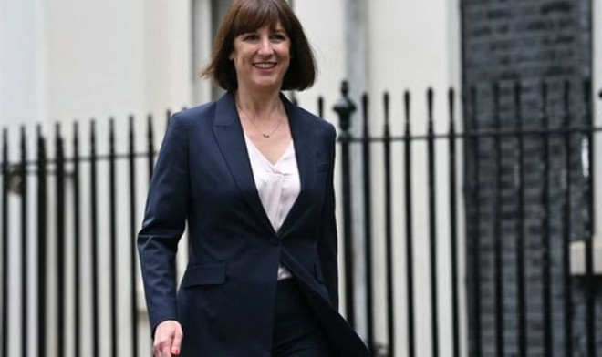 Bộ trưởng Tài chính Anh mới được bổ nhiệm Rachel Reeves tới số 10 phố Downing, London ngày 5/7/2024. (Ảnh: Getty Images/TTXVN) bo truong tai chinh Anh.jpg