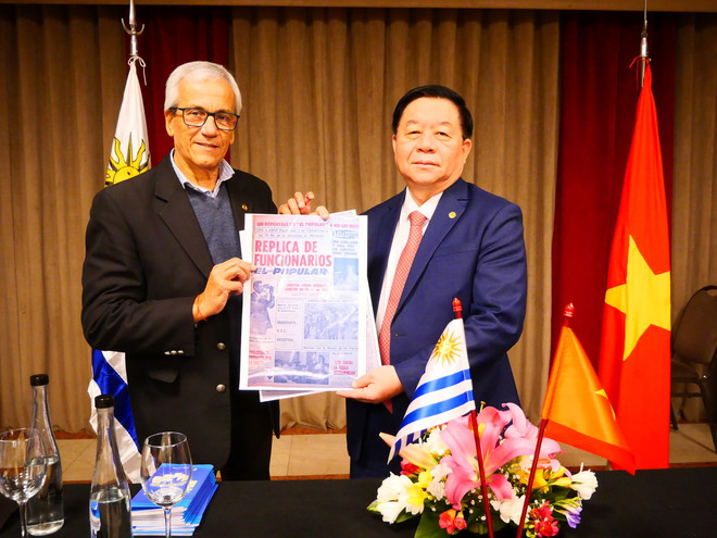 Tổng Bí thư Đảng Cộng sản Uruguya Juan Castillo tặng Trưởng Ban Tuyên giáo Trung ương Nguyễn Trọng Nghĩa, bản sao bài báo phóng viên tờ El Popular phỏng vấn Bác Hồ đăng trên số báo ra ngày 3/12/1965. (Ảnh: Diệu Hương/TTXVN) ttxvn_vietnam argentina (5)_resize.JPG