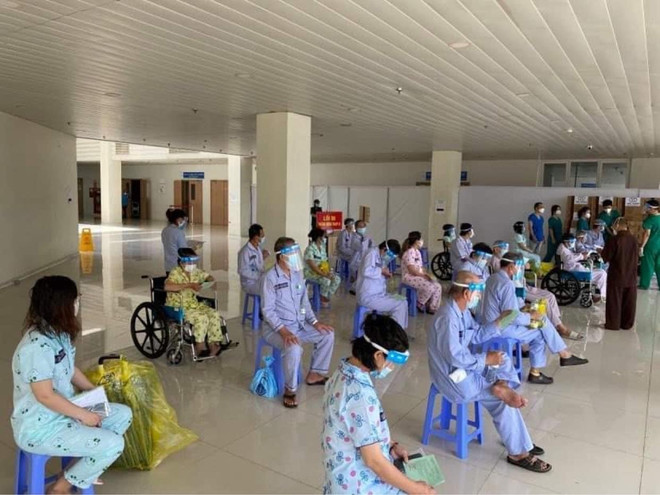 TP Hồ Chí Minh giảm số ca mắc mới và tử vong, tăng độ bao phủ vaccine ảnh 1