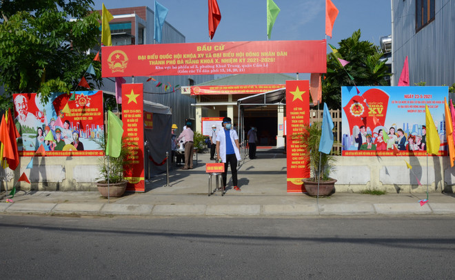 Các điểm bỏ phiếu rực rỡ cờ hoa, sẵn sàng cho thời khắc bắt đầu ngày hội bầu cử ở Đà Nẵng. (Ảnh: Quốc Dũng/TTXVN) Bầu cử Quốc hội: Cử tri Đà Nẵng chờ đón Ngày hội non sông ảnh 1