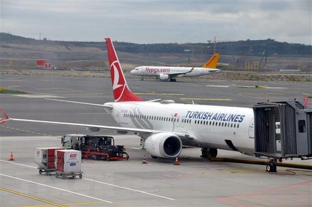Máy bay Boeing 737 Max tại sân bay Istanbul, Thổ Nhĩ Kỳ ngày 15/4/2021. (Ảnh: DHA/TTXVN) Boeing định tăng mạnh sản lượng máy bay 737 MAX vào cuối năm 2022 ảnh 1