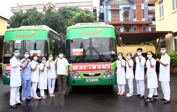 Đoàn chi viện cho tỉnh Bắc Giang là các bác sỹ, điều dưỡng, đến từ các bệnh viện trên địa bàn tỉnh Thái Nguyên. (Nguồn: TTXVN) Dịch COVID-19: Cả nước sát cánh cùng người dân vùng dịch ảnh 2