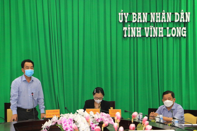 Chủ tịch Ủy ban nhân dân tỉnh Vĩnh Long Lữ Quang Ngời phát biểu tại cuộc họp. (Ảnh: Lê Thúy Hằng/TTXVN) Vĩnh Long, Long An triển khai các biện pháp cấp bách phòng, chống dịch ảnh 1