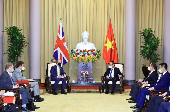 Chủ tịch nước Nguyễn Xuân Phúc tiếp Bộ trưởng thứ nhất, Bộ trưởng Bộ Ngoại giao và Phát triển Liên hiệp Vương quốc Anh và Bắc Ireland Dominic Raab. (Ảnh: Thống Nhất/TTXVN) 'Đưa quan hệ Đối tác chiến lược Việt Nam-Anh đi vào chiều sâu' ảnh 1